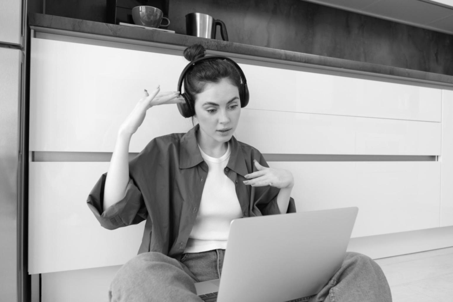 Team-Meeting mit Finanzdiagrammen